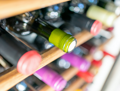 棚に並べられたワイン
