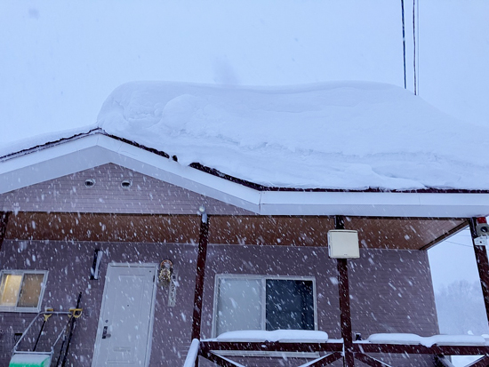 まだ屋根に分厚い雪が残る事務所北側の様子