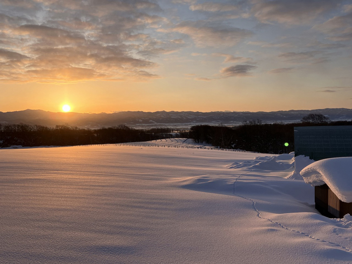 雪景色の中に現れた神々しい日の出の様子