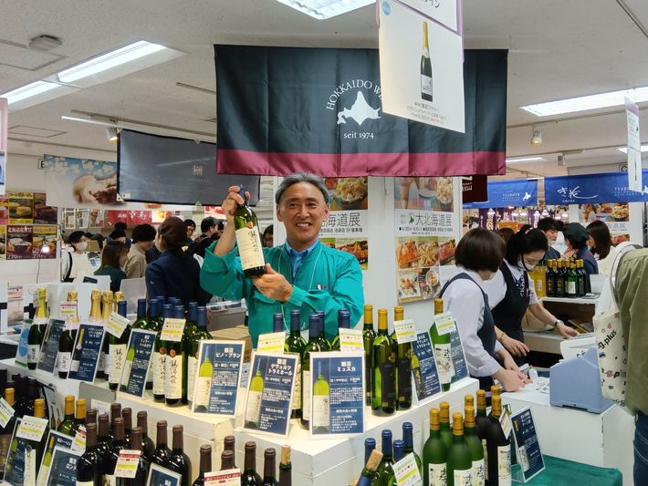 「海明け 雪どけ ぐるめぐり 大北海道展」でブースに立つ鶴沼ワイナリー 斎藤農場長